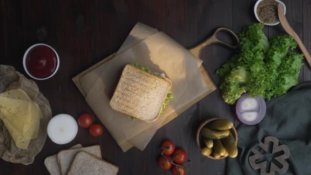 Uomo taglia club sandwich a metà con coltello affilato — Video Stock