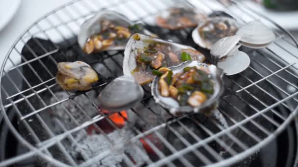 Les moules sont rôties dans la sauce sur le feu ouvert — Video