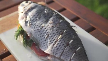 Çiğ sazan zeytin yağıyla basılıyor.