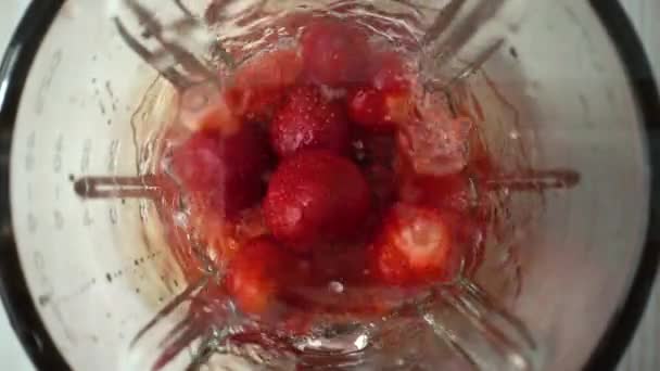 Aardbeien in de blender — Stockvideo