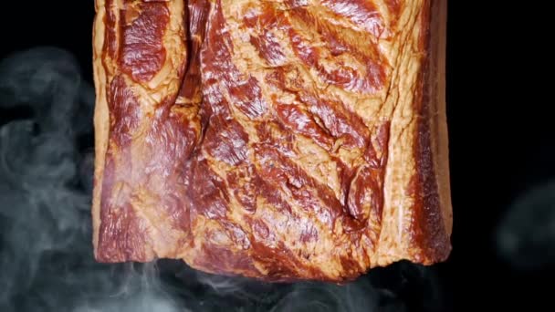Fumado suculento e saboroso grande pedaço de bacon — Vídeo de Stock