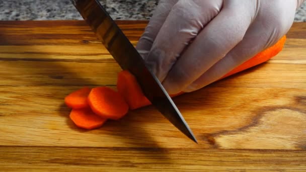 The cook cuts carrots — Stock Video