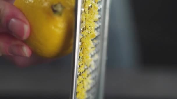 Kucharz starł skórkę cytryny na tarce cytrusowej — Wideo stockowe