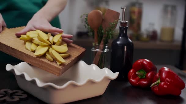 O cozinheiro faz refeição com batatas assadas — Vídeo de Stock