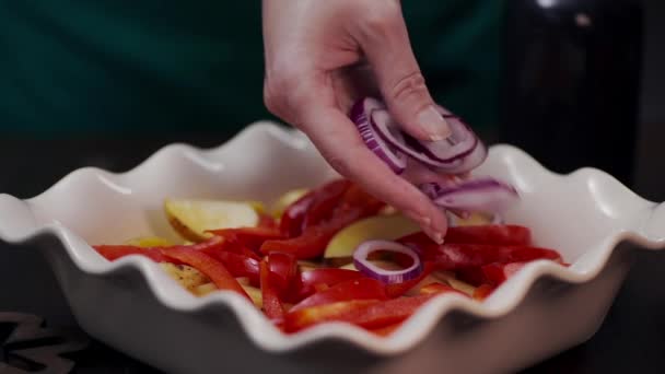 Ο μάγειρας κάνει το γεύμα με κόκκινο κρεμμύδι — Αρχείο Βίντεο