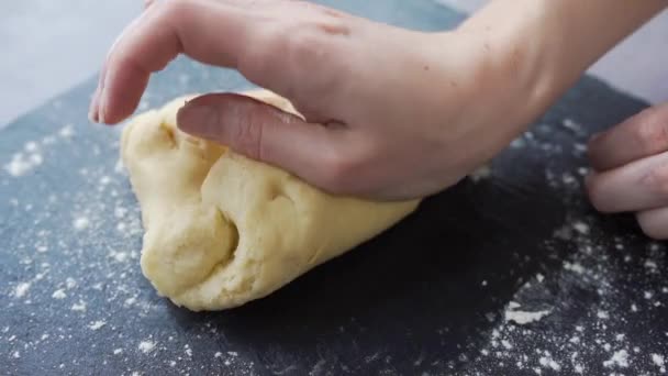 Kuchař dělá těsto na koláč, který dělá dort — Stock video