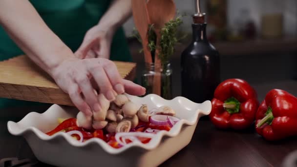 The cook makes meal with champignons — Stock Video