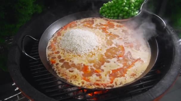 Le cuisinier fait paella sur le feu ouvert — Video