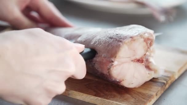 Повар разделяет рыбное филе повар готовит рыбу — стоковое видео