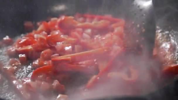 tomates et poivrons sont frits dans l'huile bouillante 