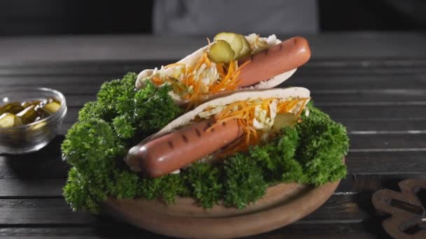 Лепешки с сосисками и салатом питта с колбасой и измельченной морковкой с капустой — стоковое видео