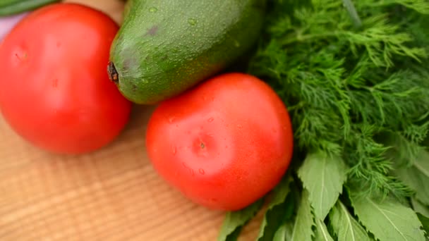 Ensalada de verduras con tomates — Vídeos de Stock