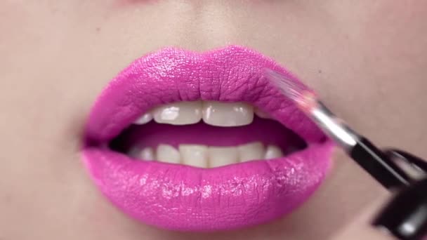 Rúzst alkalmaznak a nők ajkain. — Stock videók