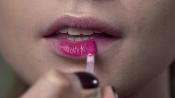 ลิปสติกถูกใช้กับริมฝีปากของผู้หญิง — วีดีโอสต็อก