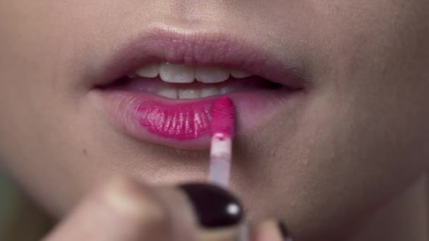 Lipstik diaplikasikan ke bibir wanita — Stok Video