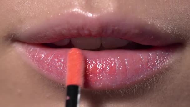 Läppstift appliceras på kvinnors läppar — Stockvideo
