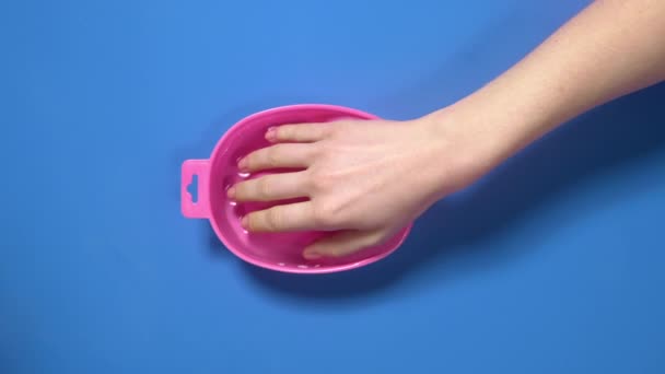 マニキュアの前に女性は手を爪のお風呂に入れ — ストック動画