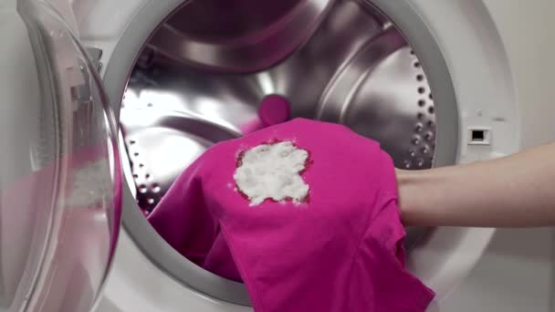 Sætte det beskidte tøj til vaskemaskinen – Stock-video