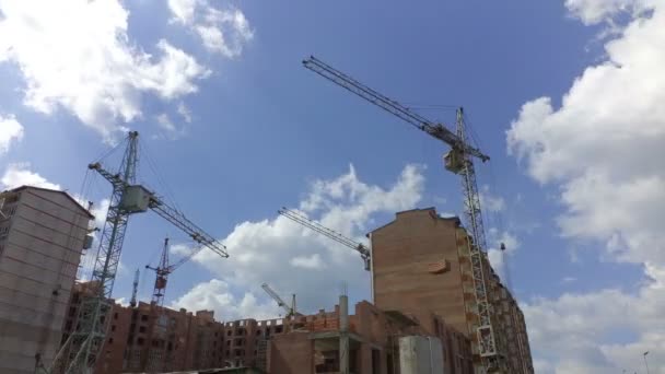 Crane builds new house — Stock Video