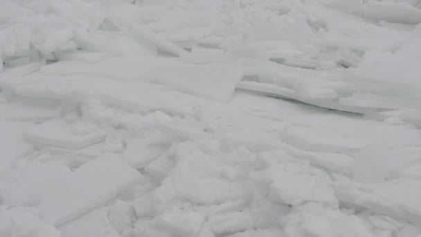 Лед дрейфует вниз по реке — стоковое видео