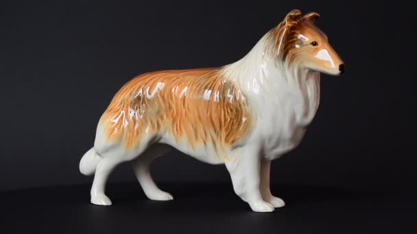 Керамическая фигурка собаки — стоковое видео