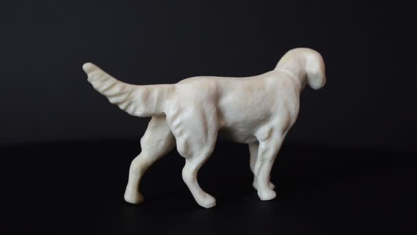 Керамическая фигурка собаки — стоковое видео