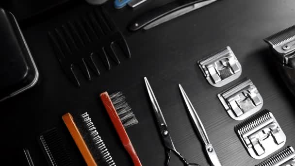 Стильный стол с ножницами и триммерами — стоковое видео