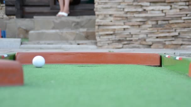 Jouer au mini golf — Video