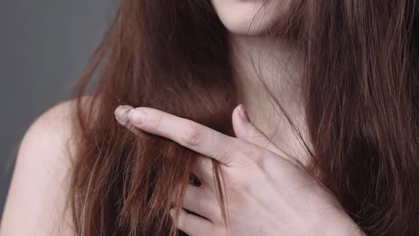 Donna tiene i capelli secchi fragili in una mano capelli — Video Stock