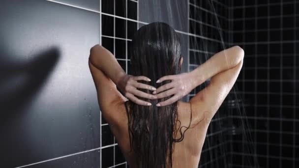 Mujer lava su cabello con champú en la ducha — Vídeos de Stock