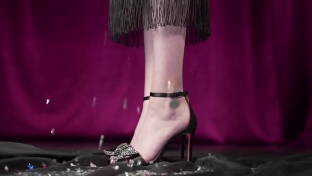 Женские ноги на высоких каблуках и платье — стоковое видео