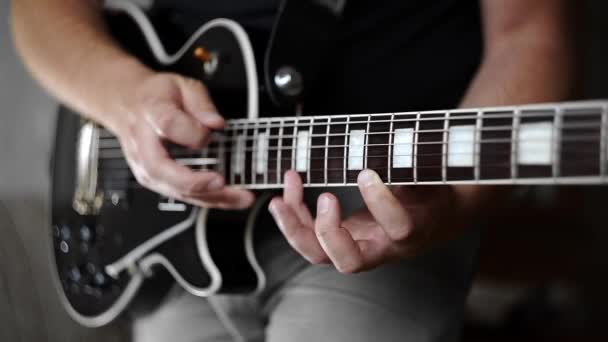 Las manos del hombre tocando el ritmo funky en la guitarra eléctrica — Vídeo de stock