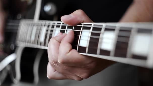 Mãos de homem tocando o ritmo funky na guitarra elétrica — Vídeo de Stock