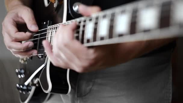 Mãos de homem tocando o ritmo funky na guitarra elétrica — Vídeo de Stock