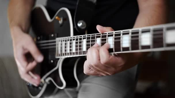 Τα χέρια του ανθρώπου παίζουν το funky ρυθμό στην ηλεκτρική κιθάρα — Αρχείο Βίντεο