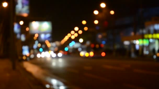 Nacht shot van drukke straatverkeer — Stockvideo