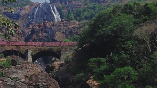 Tren Mercancías Tren Las Montañas Cerca Cascada — Vídeo de stock