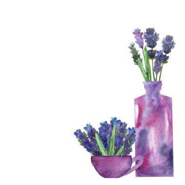 Suluboya el boyası, mor lavanta çiçekleri, yeşil yapraklar ve pembe ve leylak rengi fincanda dallar ve davet ve selamlama için beyaz arka planda duran vazo içeren doğal çiçek kompozisyonu. 