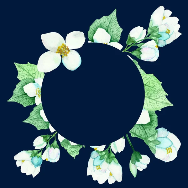 水彩手描き自然花丸枠白花ジャスミンの花と緑の葉の濃い青の背景に招待し テキストのためのスペースとグリーティングカードのために — ストック写真