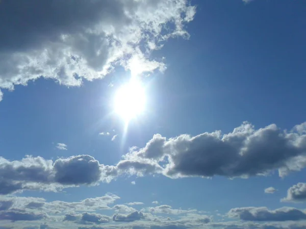 Céu, sol, nuvens — Fotografia de Stock