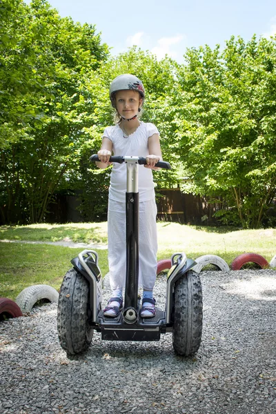 Flicka Segway rida — Stockfoto