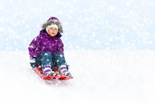 Dívka posuvné ve sněhu — Stock fotografie