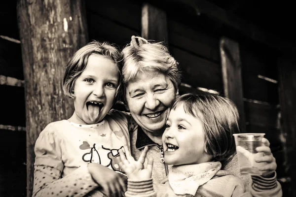 Nonna con nipoti Sorridente — Foto Stock