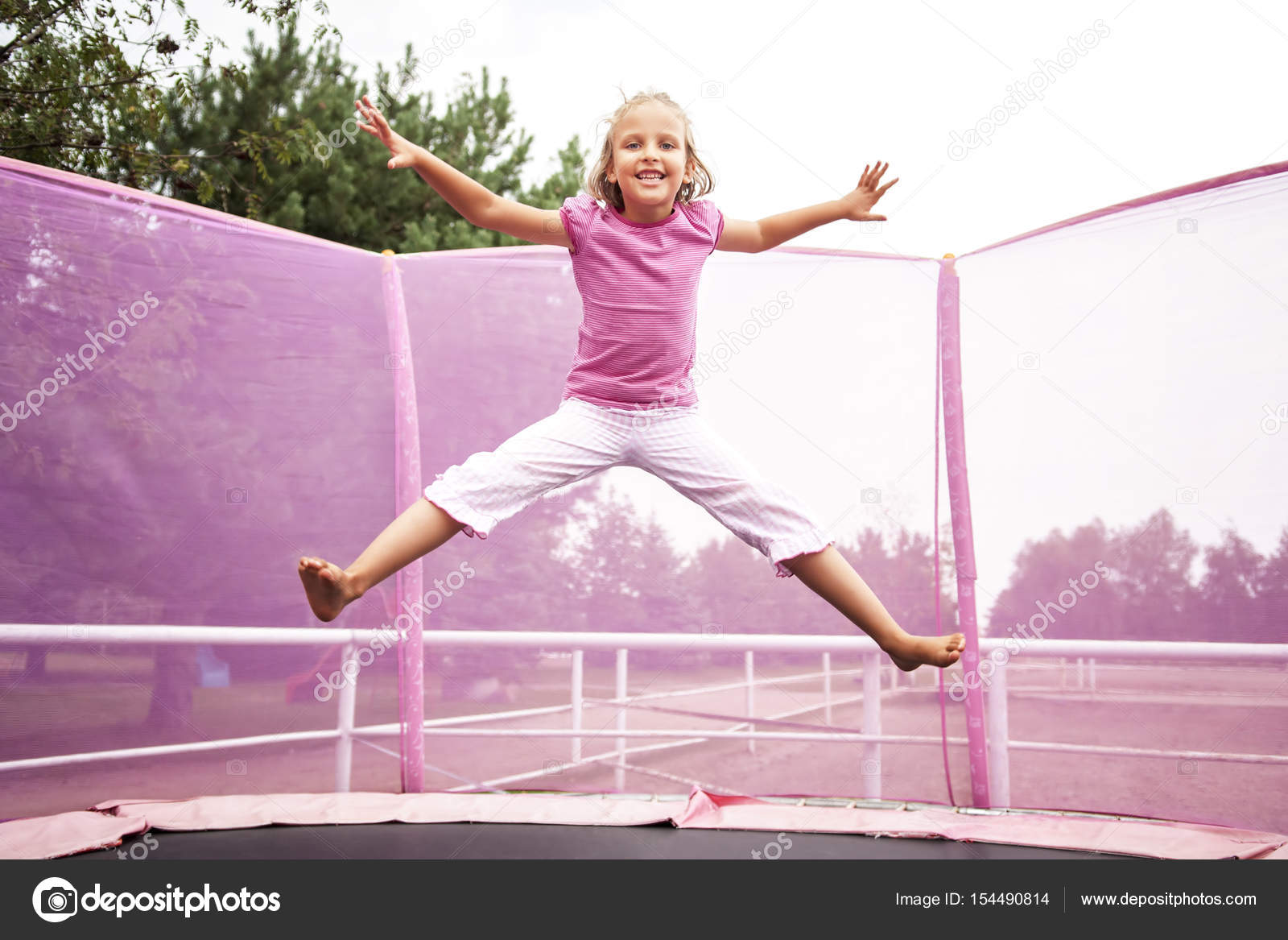 Дети прыгают. Прыжки на батуте девочки. Маленькие девочки прыгают на батуте. Девочка прыгает на батуте. Trampoline певица.