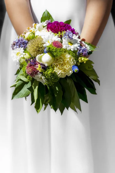 Witte jurk bloemen — Stockfoto