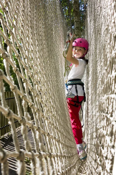 등반 로프 공원에서 소녀 — 스톡 사진