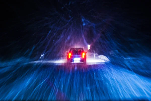 Jazdy samochodem w nocy burza śnieżna — Zdjęcie stockowe