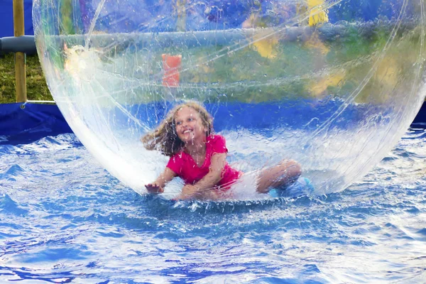 Menina em bola flutuante — Fotografia de Stock