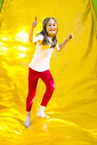 Menina feliz no castelo inflável — Fotografia de Stock