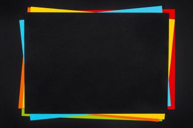 Siyah arka plan üzerinde renkli yaprakları 